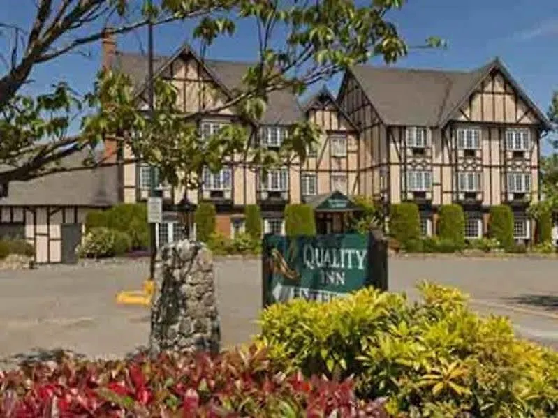 Saanichton Quality Inn Waddling Dog